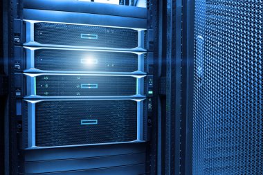 Sunucu odası sürekli çalışan bilgisayar sunucususöyler. Gücü ve ilerlemeyi iletin