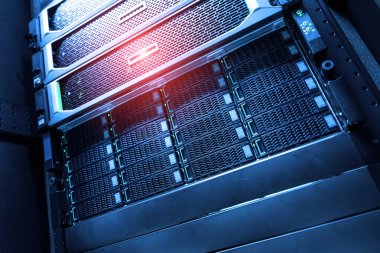 Sunucu odası sürekli çalışan bilgisayar sunucususöyler. Gücü ve ilerlemeyi iletin