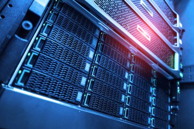 Sunucu odası sürekli çalışan bilgisayar sunucususöyler. Gücü ve ilerlemeyi iletin