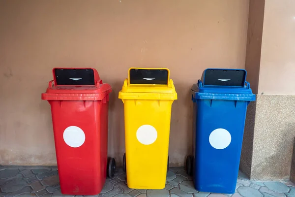 Pojemniki Segregowane Kolorami Dla Właściwej Separacji Odpadów — Zdjęcie stockowe