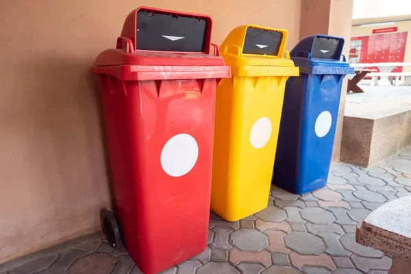 按颜色分隔的垃圾桶 供适当的废物分类 — 图库照片