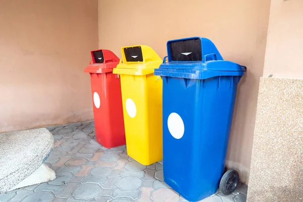 按颜色分隔的垃圾桶 供适当的废物分类 — 图库照片