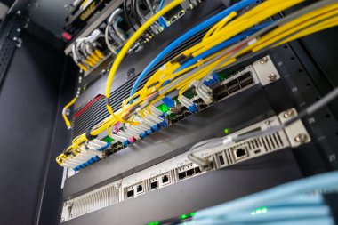 Bir teknoloji veri merkezinde sunucuları olan fiber optik