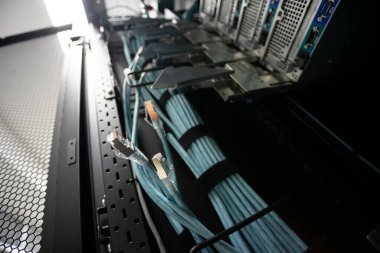 sunucu bilgisayarı yüksek performanslı, istikrarlı ve çok sayıda kullanıcıya hizmet verebilmeli.