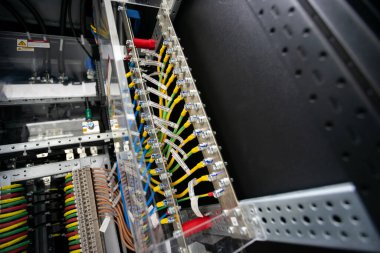 Elektrik rafları genellikle çelik, alüminyum ya da paslanmaz çelik gibi çevresel faktörlere karşı dayanıklılık ve koruma sağlayan malzemelerden inşa edilir..