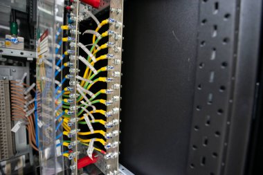 Elektrik rafları genellikle çelik, alüminyum ya da paslanmaz çelik gibi çevresel faktörlere karşı dayanıklılık ve koruma sağlayan malzemelerden inşa edilir..