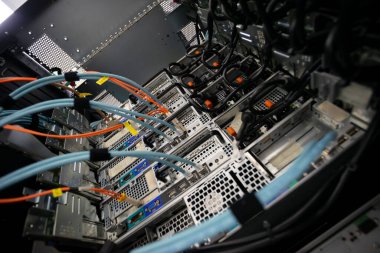 sunucu bilgisayarı yüksek performanslı, istikrarlı ve çok sayıda kullanıcıya hizmet verebilmeli.