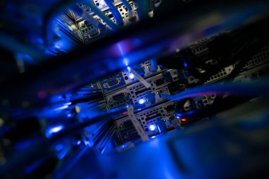 sunucu bilgisayarı yüksek performanslı, istikrarlı ve çok sayıda kullanıcıya hizmet verebilmeli.