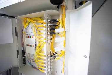 Bir teknoloji veri merkezinde sunucuları olan fiber optik