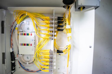 Bir teknoloji veri merkezinde sunucuları olan fiber optik