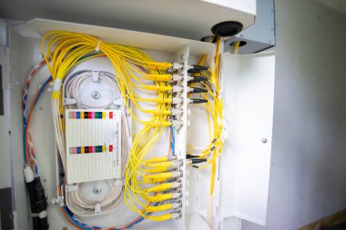 Bir teknoloji veri merkezinde sunucuları olan fiber optik