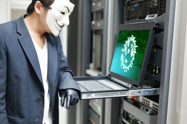 Bilgisayar Sunucusu Odasındaki Maskeli Hacker Konsepti. Editör fotoğrafı