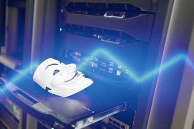 Bilgisayar Sunucusu Odasındaki Maskeli Hacker Konsepti. Editör fotoğrafı