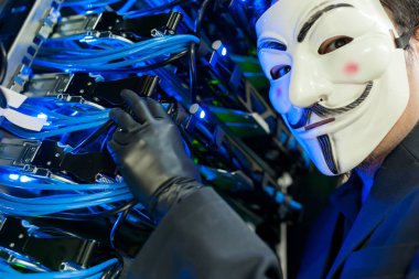 Bilgisayar Sunucusu Odasındaki Maskeli Hacker Konsepti. Editör fotoğrafı