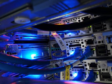 sunucu bilgisayarı yüksek performanslı, istikrarlı ve çok sayıda kullanıcıya hizmet verebilmeli.                         