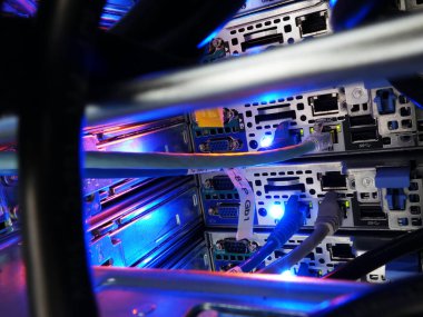 sunucu bilgisayarı yüksek performanslı, istikrarlı ve çok sayıda kullanıcıya hizmet verebilmeli.                         