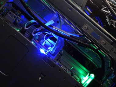 sunucu bilgisayarı yüksek performanslı, istikrarlı ve çok sayıda kullanıcıya hizmet verebilmeli.                         