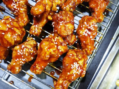 Bonchon 'la ilgili bir fotoğraf muhtemelen Güney Kore' nin popüler kızarmış tavuk lokantası zinciri 