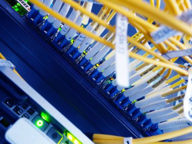  Bir teknoloji veri merkezinde sunucuları olan fiber optik                              