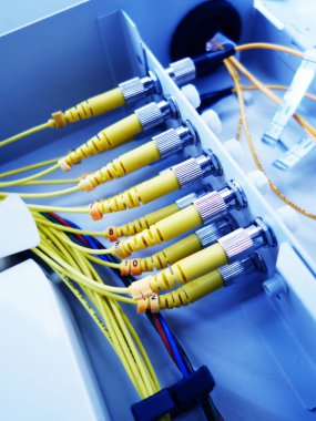  Bir teknoloji veri merkezinde sunucuları olan fiber optik                              