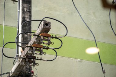 Elektrik transformatörü, elektrik enerjisini aktarmak için kullanılan elektrik dağıtım sistemlerinde hayati bir bileşendir.