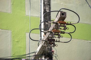 Elektrik transformatörü, elektrik enerjisini aktarmak için kullanılan elektrik dağıtım sistemlerinde hayati bir bileşendir.