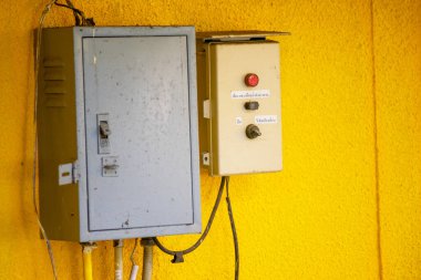 Elektrikli köprü kesiciler büyük ekipmanları çalıştırmak için kullanılır.