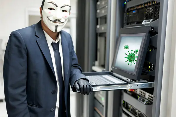 Bilgisayar Sunucusu Odasındaki Maskeli Hacker Konsepti. Editör fotoğrafı