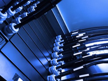 Veri merkezindeki ağ kablolarını kapat.                             