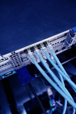 sunucu bilgisayarı yüksek performanslı, istikrarlı ve çok sayıda kullanıcıya hizmet verebilmeli.