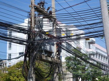 Mavi gökyüzü ve beyaz bulutlu telekomünikasyon kulesi, teknoloji arka planı        