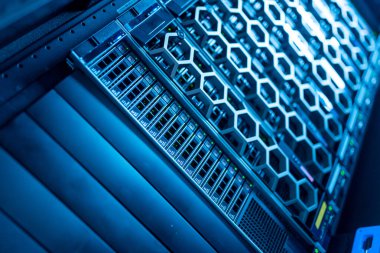 sunucu bilgisayarı yüksek performanslı, istikrarlı ve çok sayıda kullanıcıya hizmet verebilmeli.