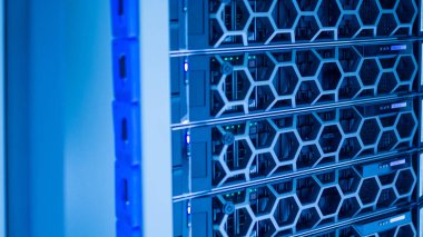 sunucu bilgisayarı yüksek performanslı, istikrarlı ve çok sayıda kullanıcıya hizmet verebilmeli.