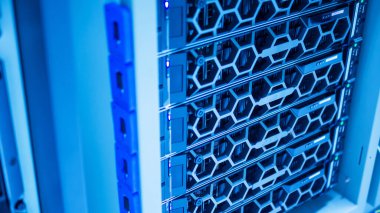 sunucu bilgisayarı yüksek performanslı, istikrarlı ve çok sayıda kullanıcıya hizmet verebilmeli.