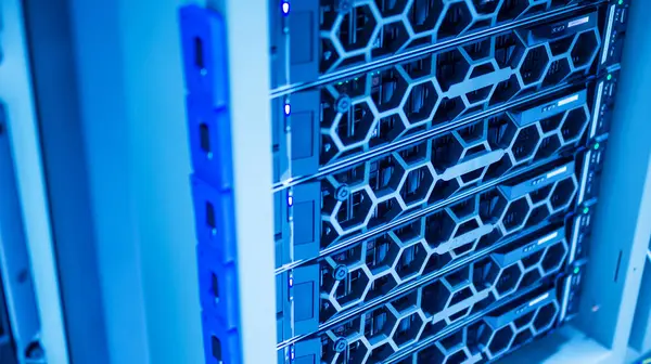 sunucu bilgisayarı yüksek performanslı, istikrarlı ve çok sayıda kullanıcıya hizmet verebilmeli.