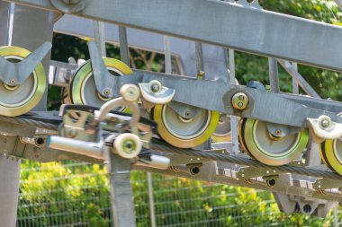 Bulutlu gökyüzünde kablo araba, fotoğrafa yakın çekim..