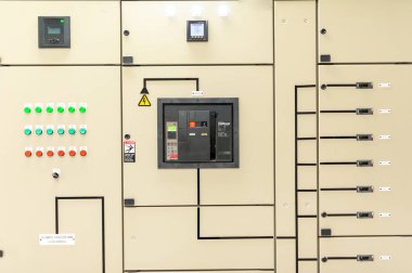 Elektrik kontrol paneli olan elektrik santralinin kontrol paneli. Sanayi geçmişi.