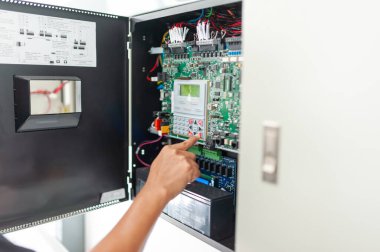 Elektrik kontrol paneli olan elektrik santralinin kontrol paneli. Sanayi geçmişi.