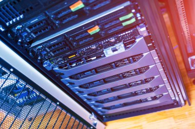 sunucu bilgisayarı yüksek performanslı, istikrarlı ve çok sayıda kullanıcıya hizmet verebilmeli.