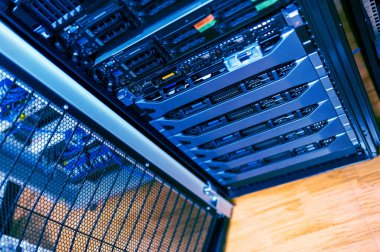 sunucu bilgisayarı yüksek performanslı, istikrarlı ve çok sayıda kullanıcıya hizmet verebilmeli.