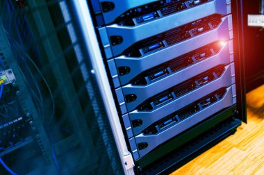 sunucu bilgisayarı yüksek performanslı, istikrarlı ve çok sayıda kullanıcıya hizmet verebilmeli.