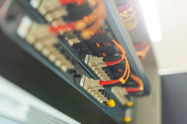 Bir teknoloji veri merkezinde sunucuları olan fiber optik