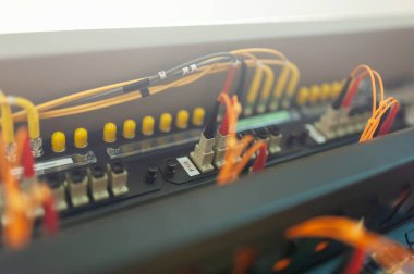 Bir teknoloji veri merkezinde sunucuları olan fiber optik