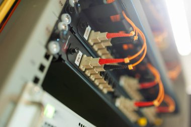 Bir teknoloji veri merkezinde sunucuları olan fiber optik