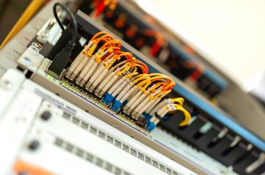 Bir teknoloji veri merkezinde sunucuları olan fiber optik