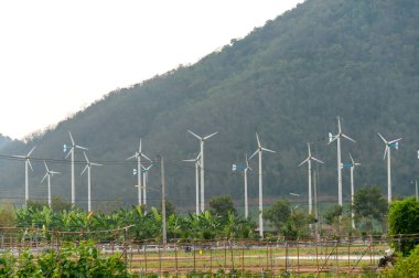 Alandaki elektrik üretimi için rüzgar türbini .