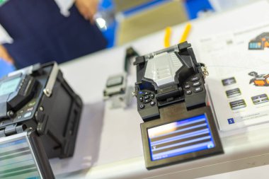 Bir teknoloji veri merkezinde sunucuları olan fiber optik