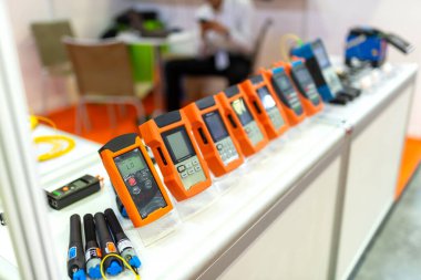 Bir teknoloji veri merkezinde sunucuları olan fiber optik