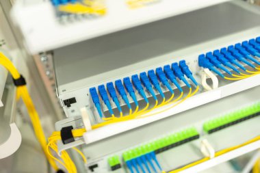 Bir teknoloji veri merkezinde sunucuları olan fiber optik