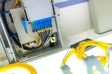 Bir teknoloji veri merkezinde sunucuları olan fiber optik